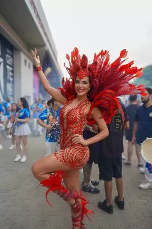 Carla Prata aposta em look exuberante e sensual em noite de festa do carnaval paulistano
